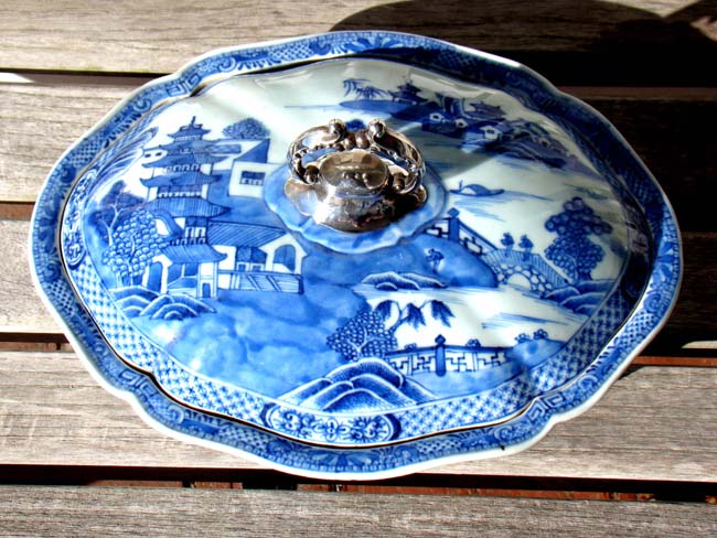 A rare Chinese Export Porcelain Covered Vegetable Dish in the Nanking style circa 1790-1810